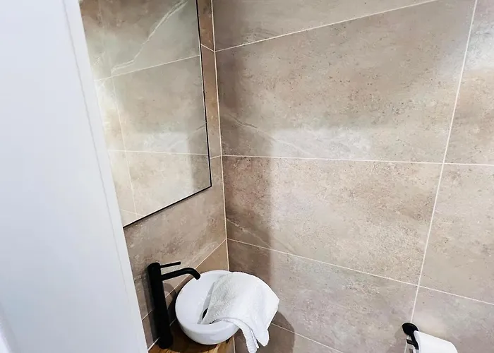 Апартаменты Beautiful One Bedroom W Balcony&parking-bel135